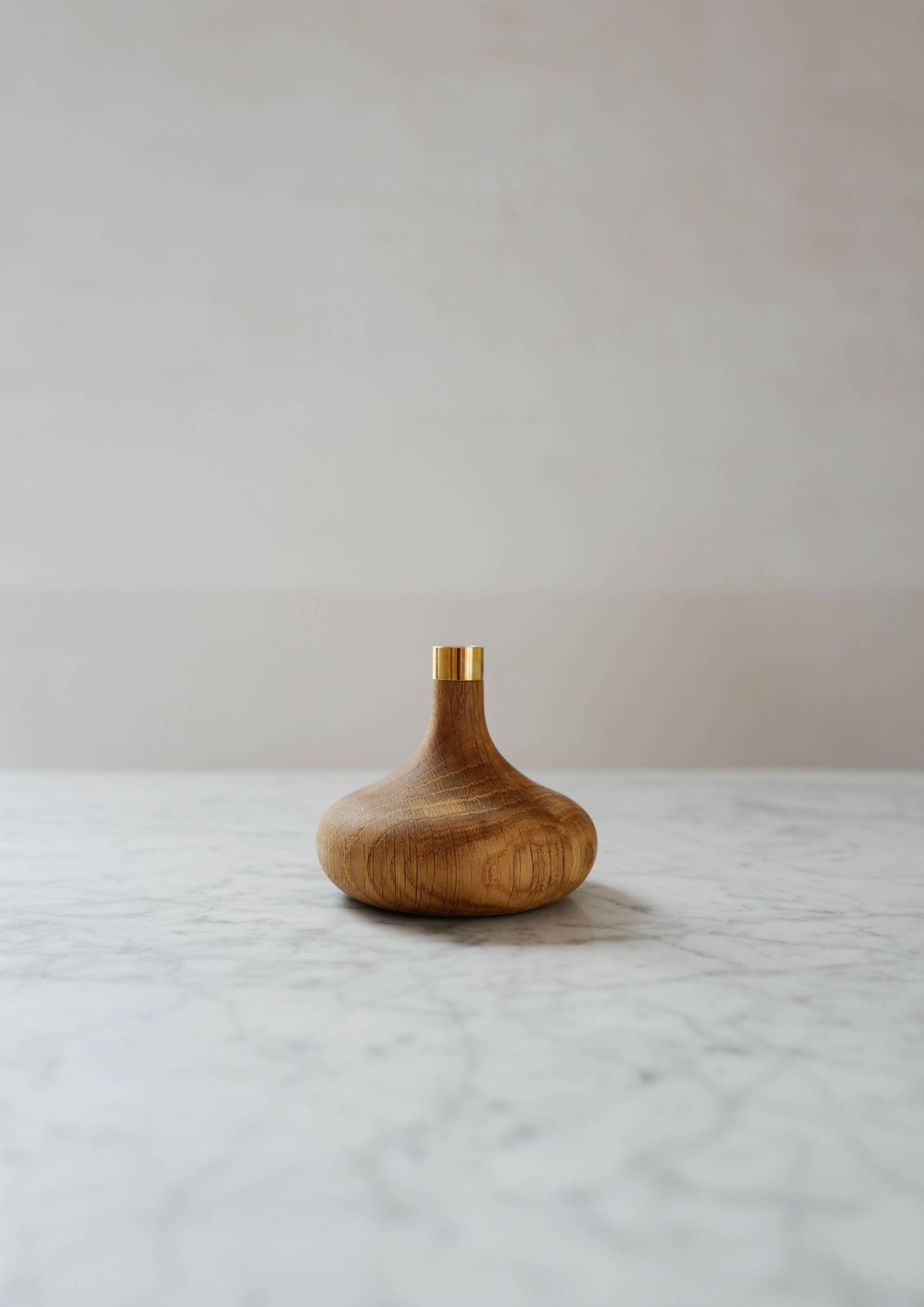 OAK CANDLE HOLDER | shiny brass socket