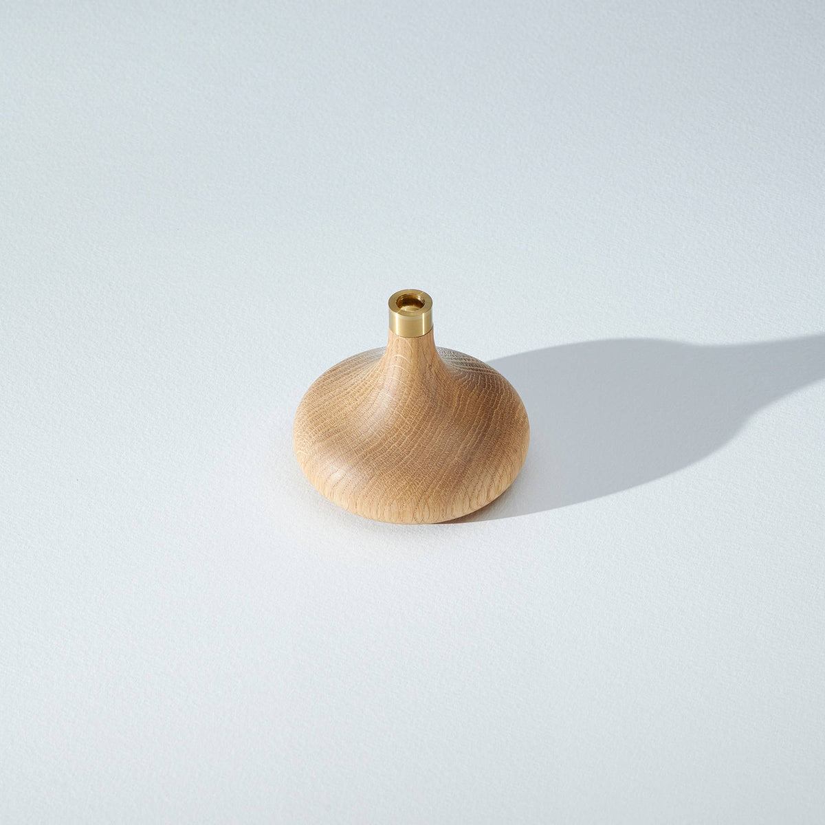 OAK CANDLE HOLDER | shiny brass socket