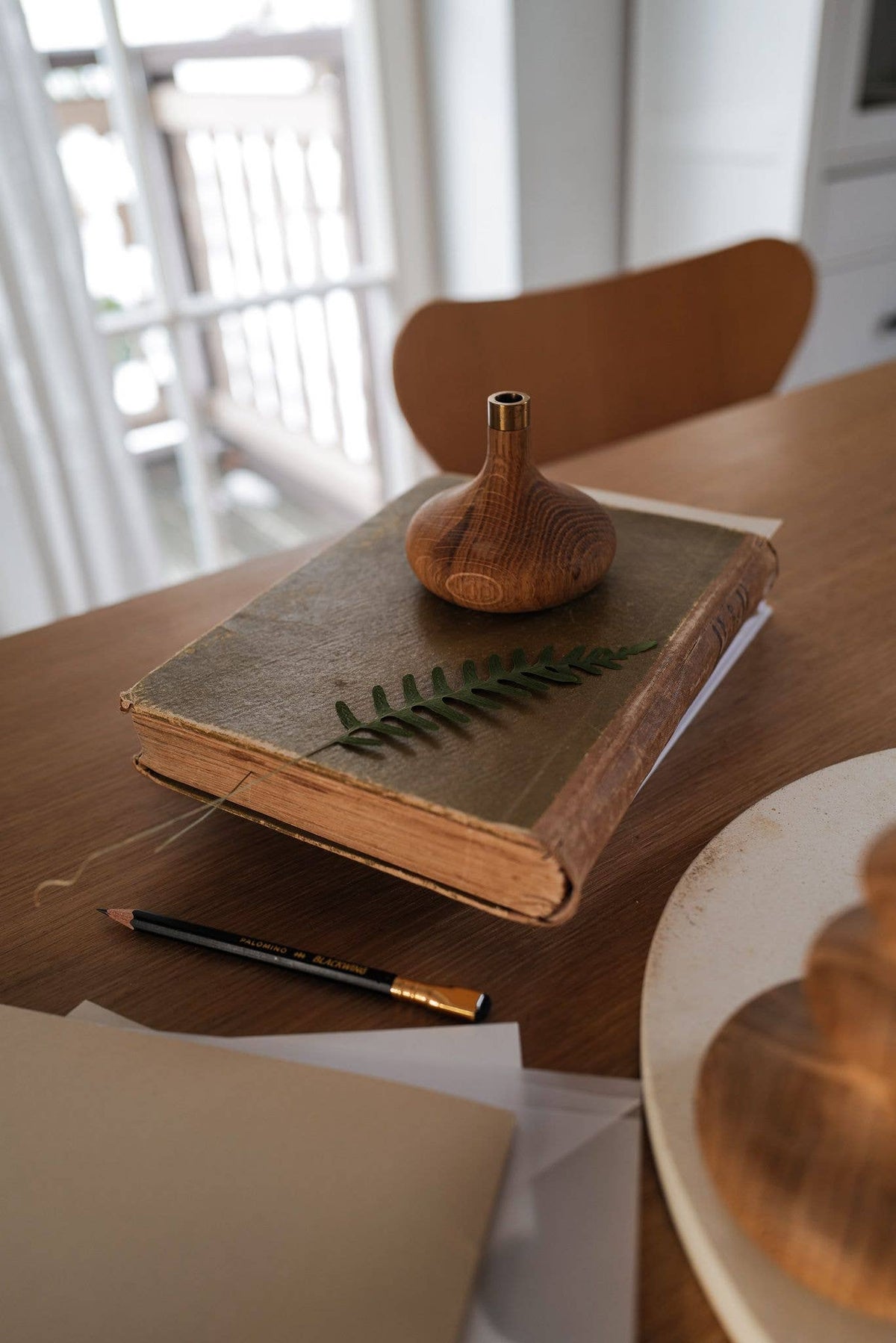 OAK CANDLE HOLDER | shiny brass socket