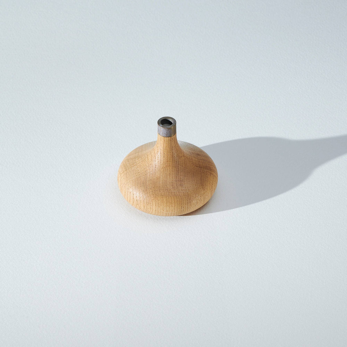 OAK CANDLE HOLDER | shiny brass socket