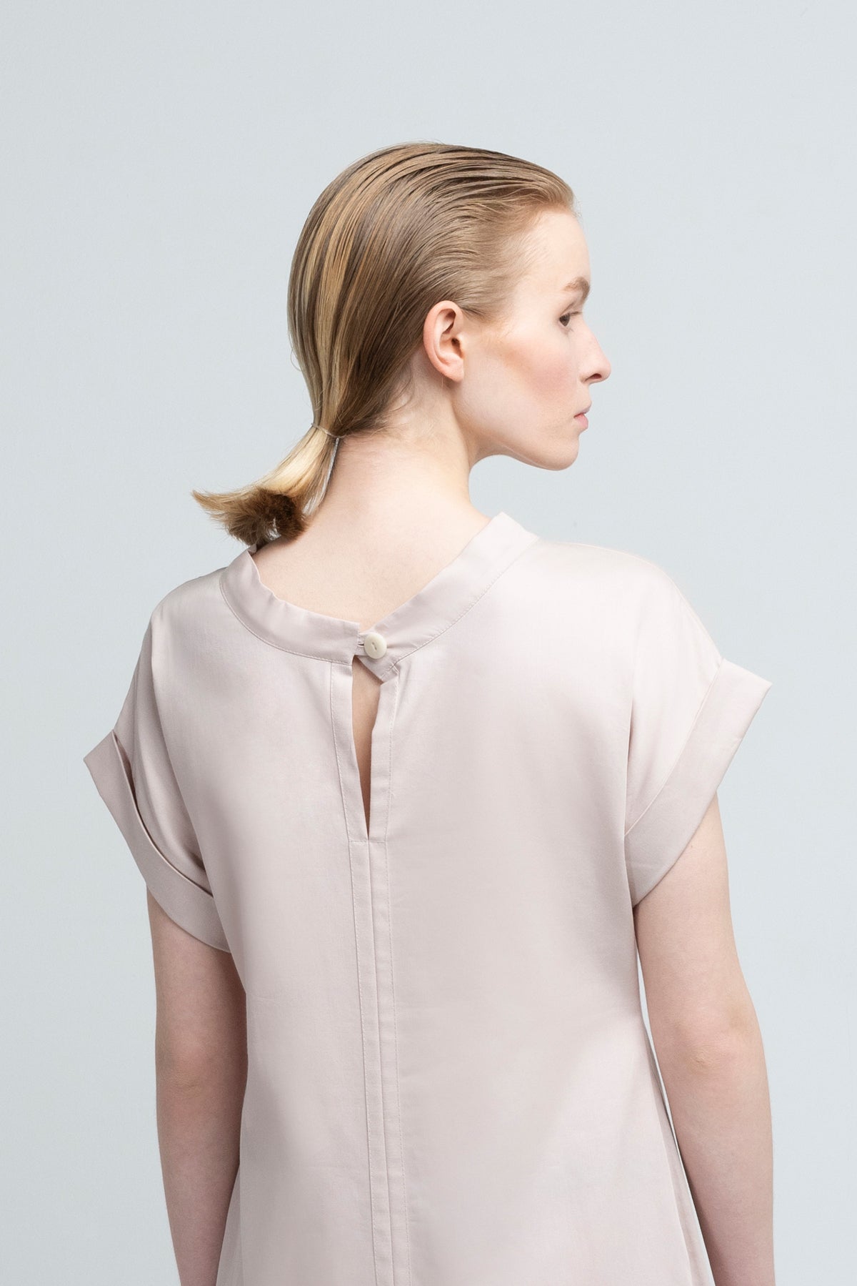 SHEATH DRESS | cotton satin almond