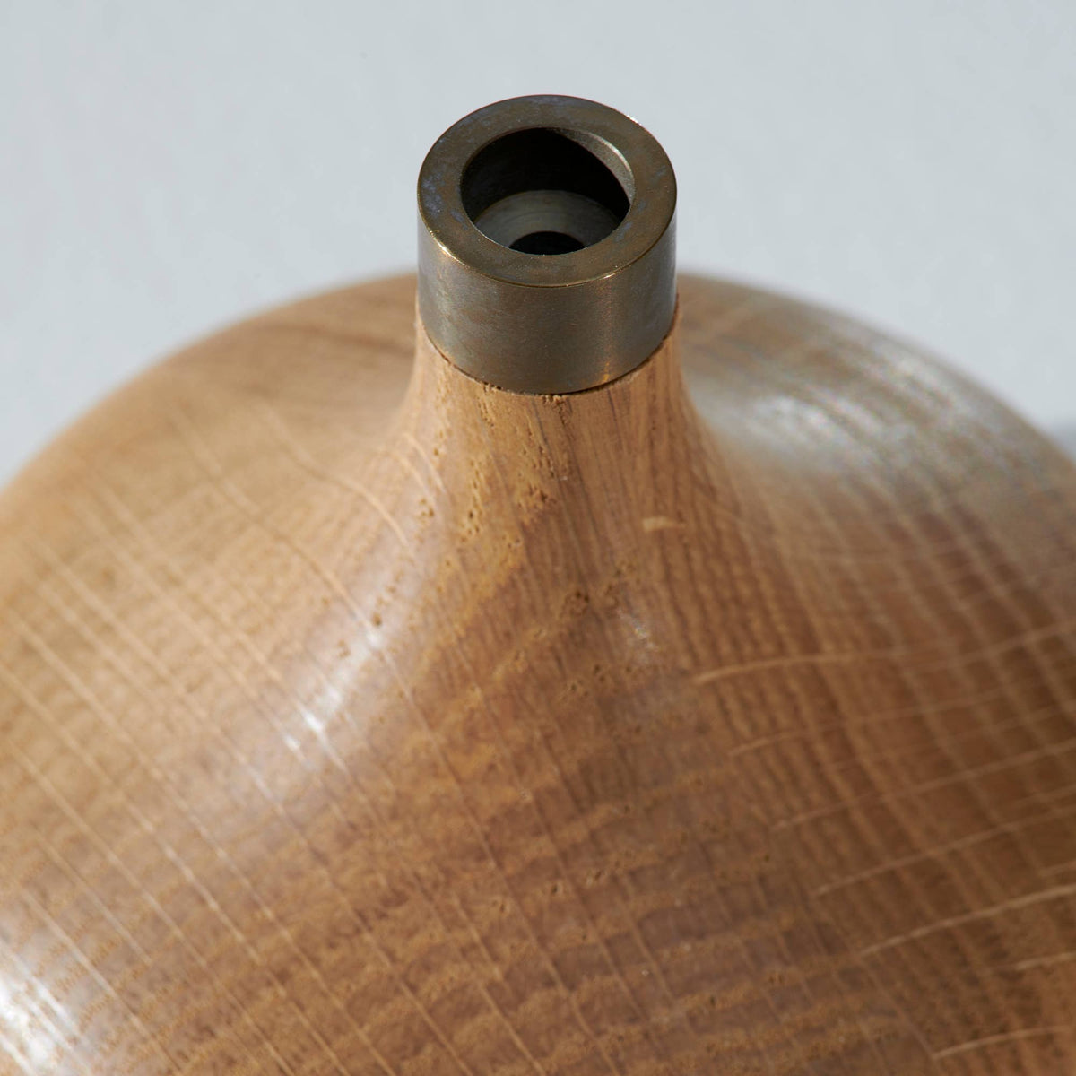 OAK CANDLE HOLDER | shiny brass socket